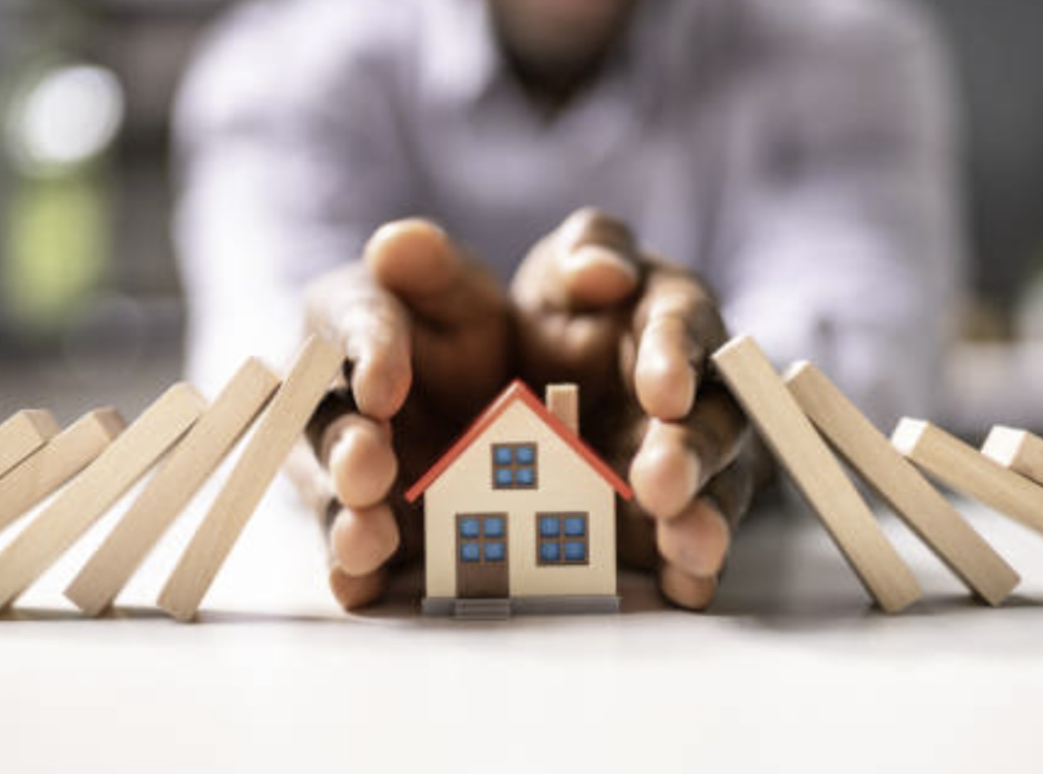 Manos protegiendo casa – seguro de hogar en Posadas, Misiones